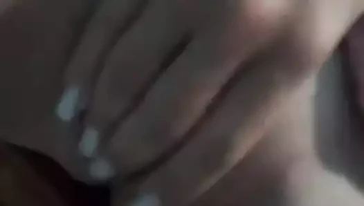 Juju Ferrari brincando com a bucetinha