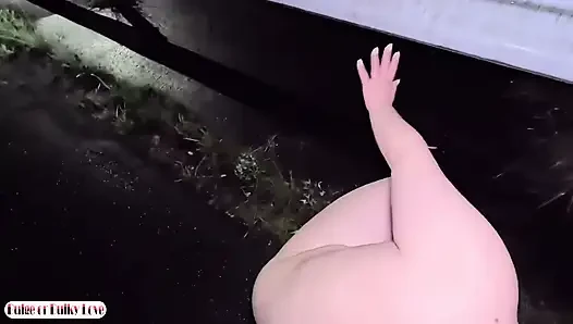 Alışılmadık bir kamu görevlisiyle şans toplantısı yağmurlu bir karşılaşma sırasında şehvetli gerginliğe dönüşüyor