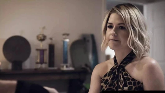 Saf tabu üvey anne Kit Mercer yaralı üvey oğlunu tedavi etmek için amına gönüllü oluyor