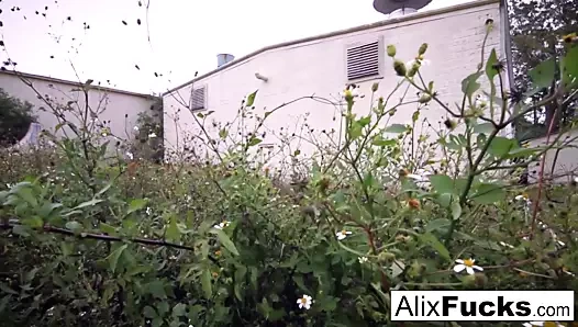 Sıcak sarışın alix gargaralar ile bir büyük horoz üzerinde the merdivenler