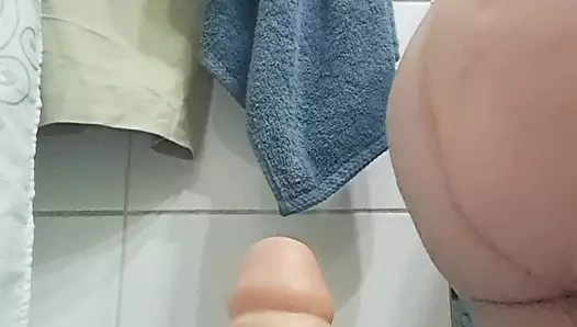 Üvey anne en sevdiği oyuncağını üvey oğlunun yarağı gibi sikiyor