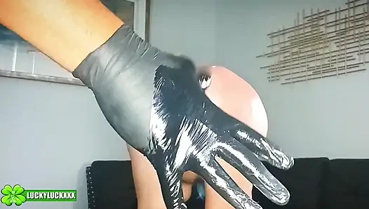 Şanslı kız Kesha gözleri bağlı esarete bakıyor, yumruk sokuyor ve boğaz sikişi yapıyor