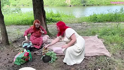 İki kız arkadaş açık havada rahatlamaya ve ateşli seks yapmaya karar verdi.