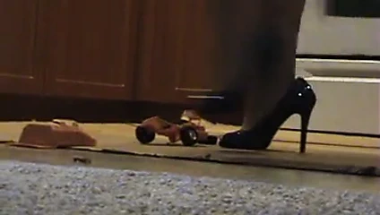 Yüksek topuklu üç dev, ellerinden gelen her şeyi eziyorlar