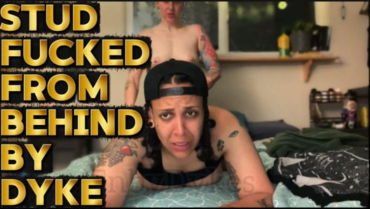 Tombul adam bakış açısıyla lezbiyen tarafından arkadan sikiliyor - çok fazla boşalıyor!