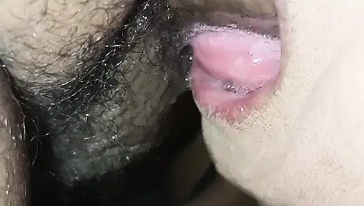 Ella le chupó el pene sin sacarlo de su garganta, parando solo cuando era completamente suave.