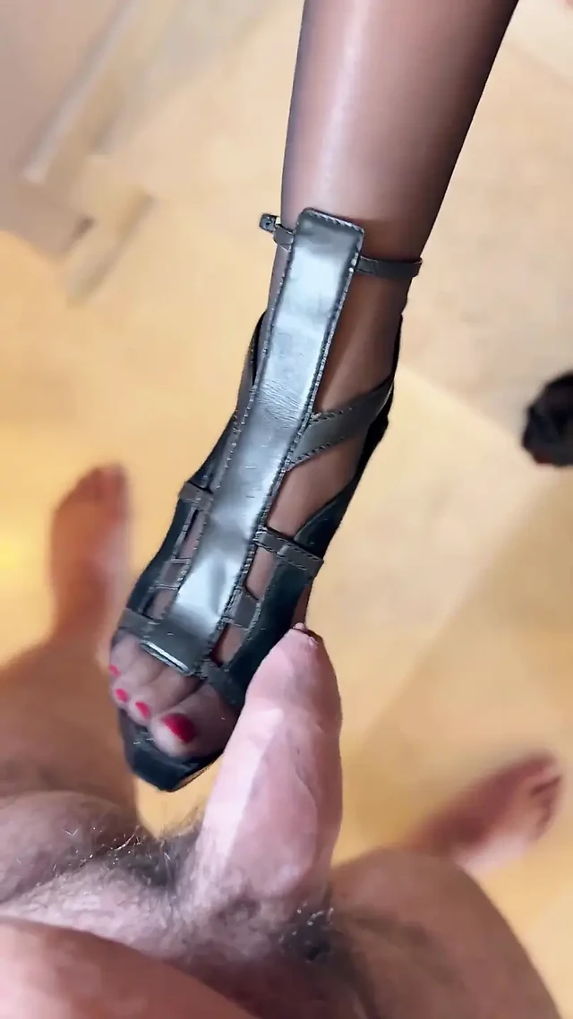 Тина на каблуках, в нижнем белье и черных чулках, мастурбирует Лулу ногами, каблуками, сосет и трахает его как шлюха