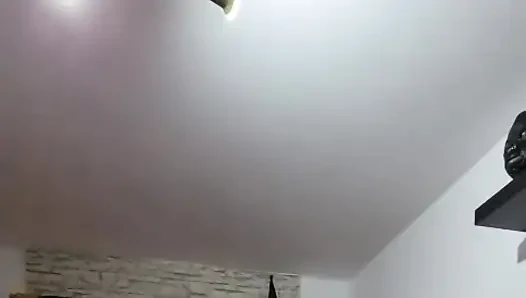Orta yaşlı seksi kadın amcığını parmaklıyor ve fışkırtarak orgazm oluyor