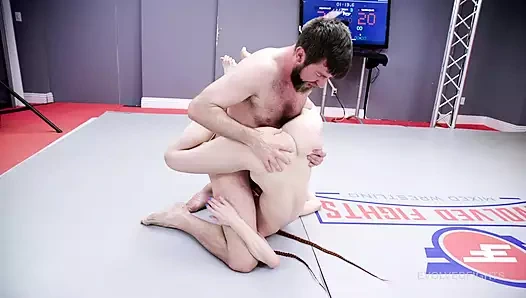 Erin Everheart vs Chris Epic - seksi, uzun, ince Erin bir meydan okuma sunuyor