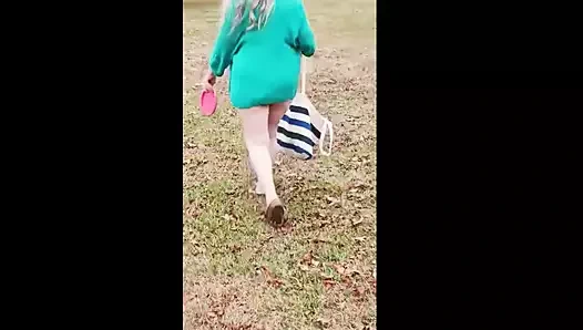 Momma Vee götüyle disk golfü oynuyor!