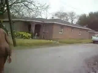 Kamu içinde küçük boş sarkık göğüsleri olan siyah bir kız