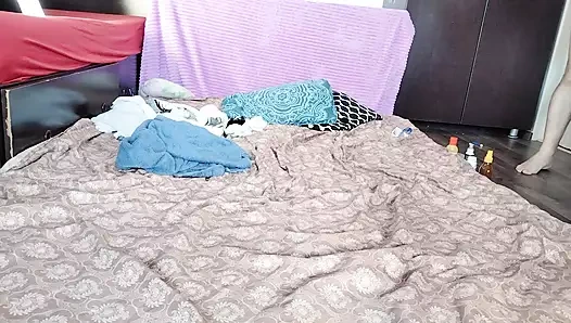 My wife gives me a handjob until I cum. Amateur couple, crazy sex in the bedroom.