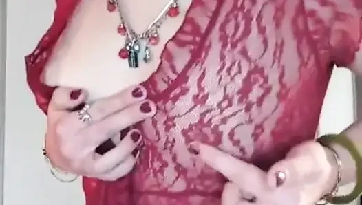 Shyyfxx bir takipçiye bir video ayırıyor, böylece sütünü 31 talimatına ithaf ediyor