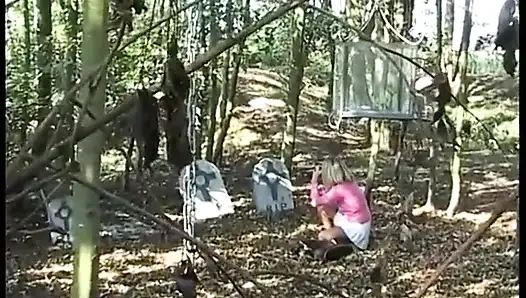 Ormanda sıcak göğüslerle baştan çıkarılan sevimli genç