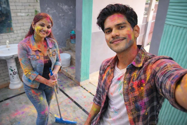 Holi ile yeni evli Hintli kadın özel ateşli video