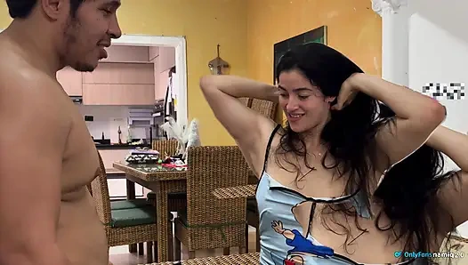 Komşum mahalledeki tüm kızları sikiyor ve onun sikini denemek istiyorum - sert seks!