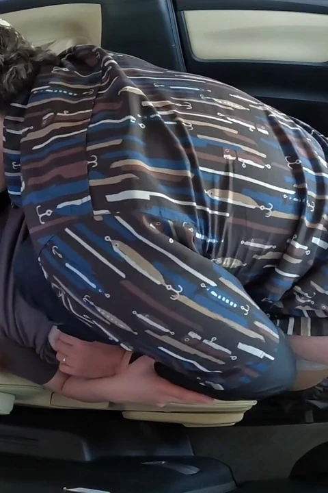 Evli bir kadın, kocasından uyarılır ve araba seksiyle birlikte olur