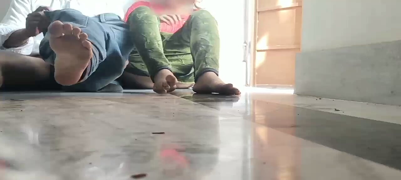 Hintli gerçek kız arkadaş özel öğretmen evinde gerçek erkek arkadaşıyla sikişiyor