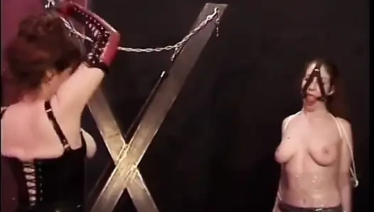 Bağlı reprobate hatuna edepsiz bir ders veriliyor