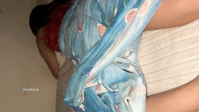 Komşumla ev yapımı porno beni onun kocasıyla karıştırıyor ama yine de benim onu seviştiğimi seviyor