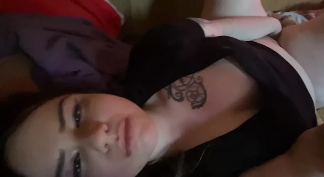 Sarah улыбается, грязная киска