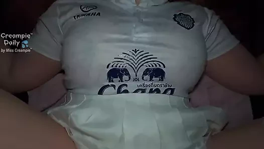 Beyaz etekli büyük götlü genç kız yarağa binmeyi ve döl almayı seviyor