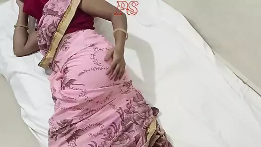 Ateşli Hintli baldız evde tek başına mastürbasyon yapıyor