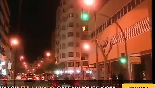 Harika orta yaşlı seksi kadın arabada büyük siyah yarakla sikiliyor