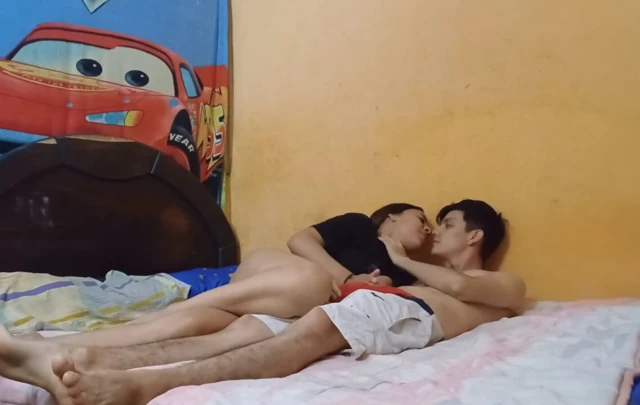 Azgın orta yaşlı seksi kadın odasında üvey oğlunun penisine dokunuyor - sapık aile