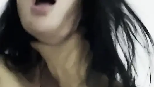 Bir fahişe gibi sikiliyor