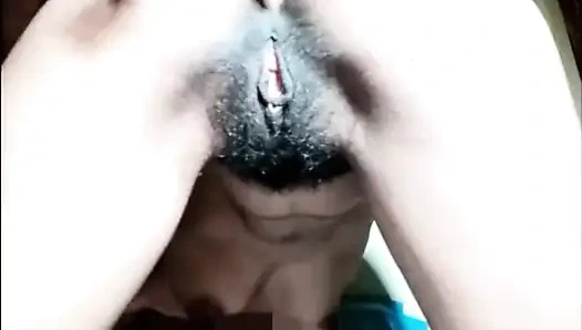 Hintli kız Nidhi tatmin olana kadar göt deliğini parmaklıyor