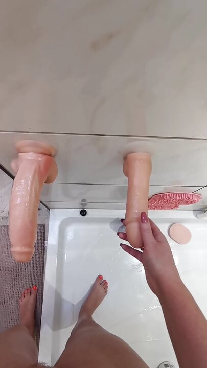 Büyük dudaklı büyük memeli orta yaşlı seksi kadın duşta dildo kullanıyor