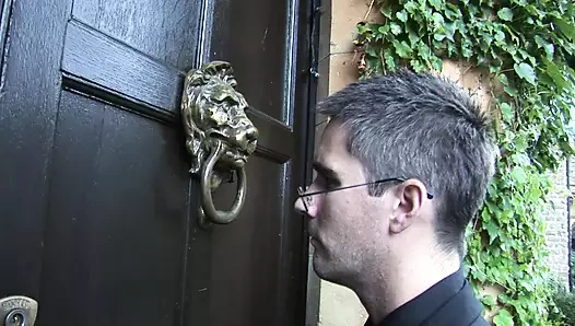 Jodi james ağzını açar, böylece michelle onların damızlıklarını sallayabilir