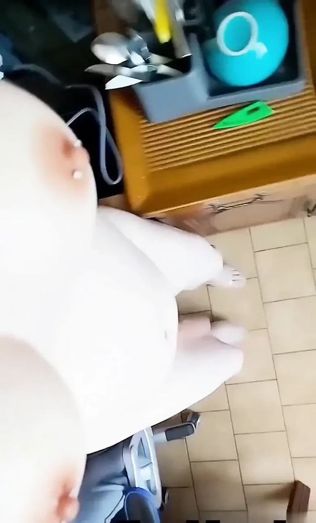 Transseksüel cheryl laroche evde tamamen soyunuyor ve mastürbasyon yapıyor