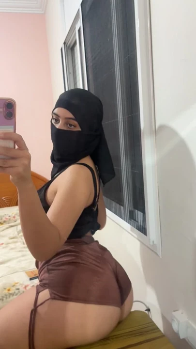 Yalnız tesettürlü twerk - Müslüman Arap kız götünü sektiriyor ve yumuşak, yuvarlak götüyle oynuyor