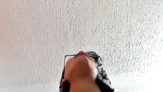 Üvey kız kardeşim beni yatağında mastürbasyon yaparken yakalıyor