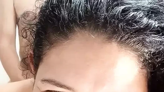 Güzel itaatkar gırtlağına kadar alıyor