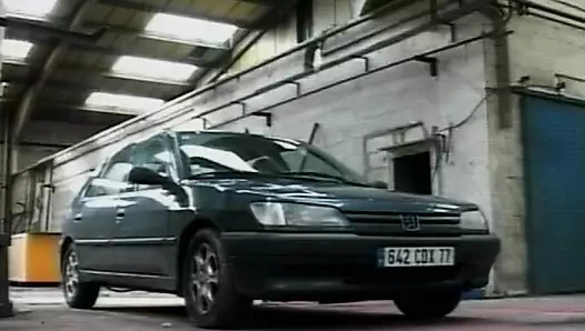 Çoraplı sürtük kız park yerinde yarağa biniyor