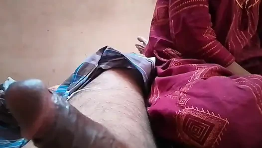 Hintli köylü kız kocasının penisini emiyor