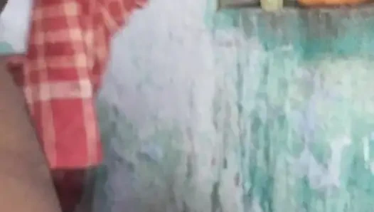 İri göğüslü desi teyze banyo yapıyor
