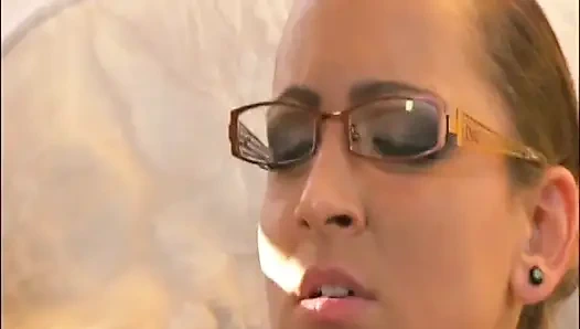 Sürtük iş kadını röportaj sırasında zengin patron tarafından sikiliyor