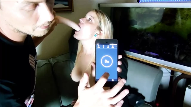 Dildo gırtlağına kadar alıyor