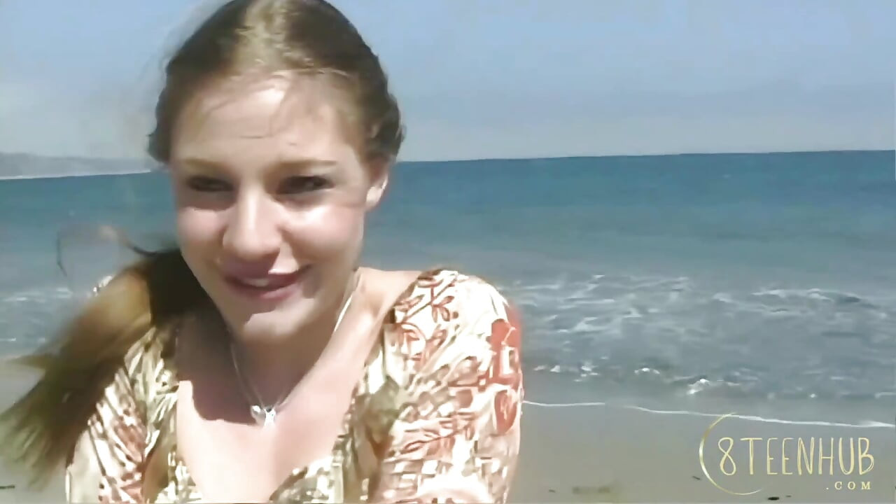 8teenhub - Aurora Snow 18 yaşındaki amcığını yalatıyor ve havuz başında sikiyor