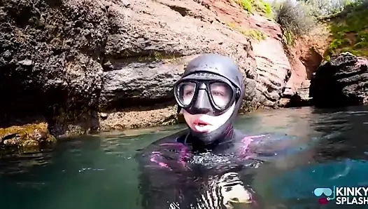 Parlak iki parçalı elbiseme dalıyorum