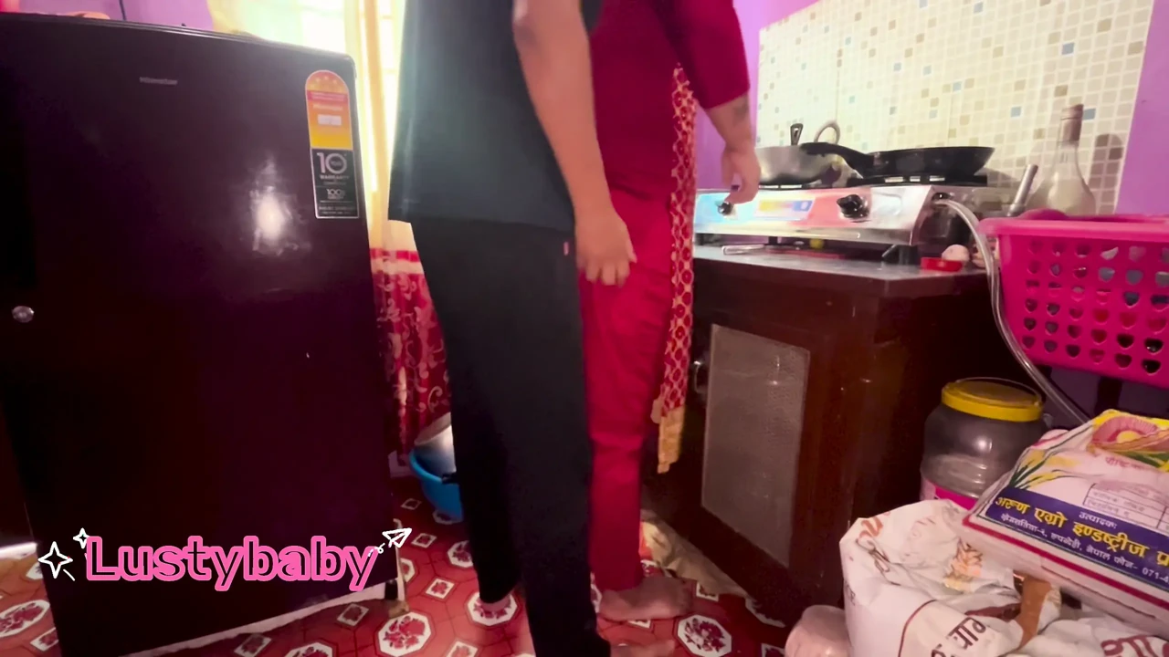 Pareja nepalesa cogiendo en la cocina