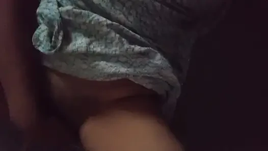 Asyalı Hintli desi kız arkadaş mms sert sikişiyor ve sansasyonel ön sevişme videosunu seviyor