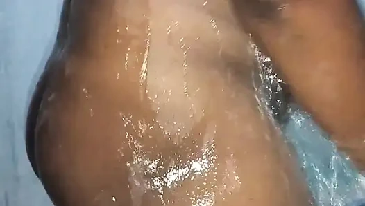 Büyük götlü Hintli kadın tamamen çıplak banyo yapıyor