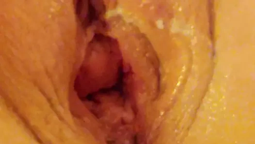 Amcığıma yumruk sokuyorum