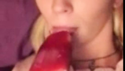 rubia chupando   y lamiendo un polo