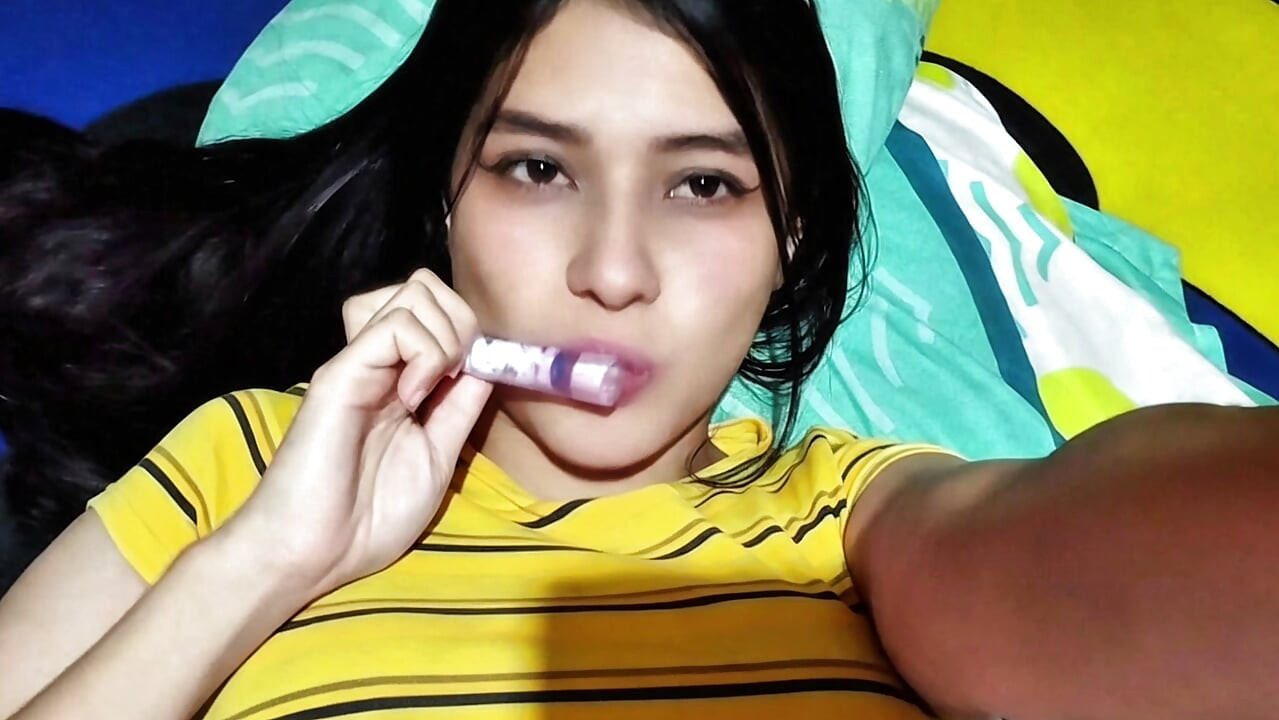 Porn actress gomez Gomez amına ve büyük götüne dokunuyor